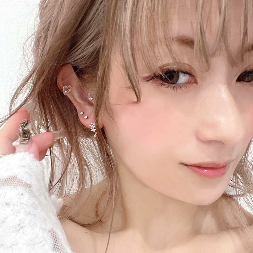 16G ］揺れるボトムの雫が可愛い♪2連に並んだキュービックフラワー CZ