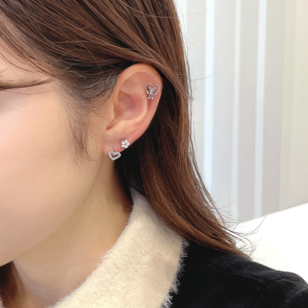 14G 16G ］パッと明るい表情に♪並べてつけても◎ホワイト フラワー