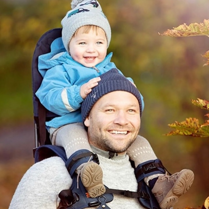 赤ちゃん大満足！北欧発の肩ぐるま専用ベビーキャリア「ミニマイス
