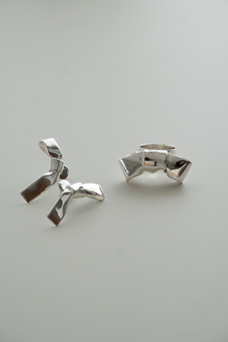 ANNIKA INEZ Cravat pierced earrings アニカイネズ リボンピアス /SV