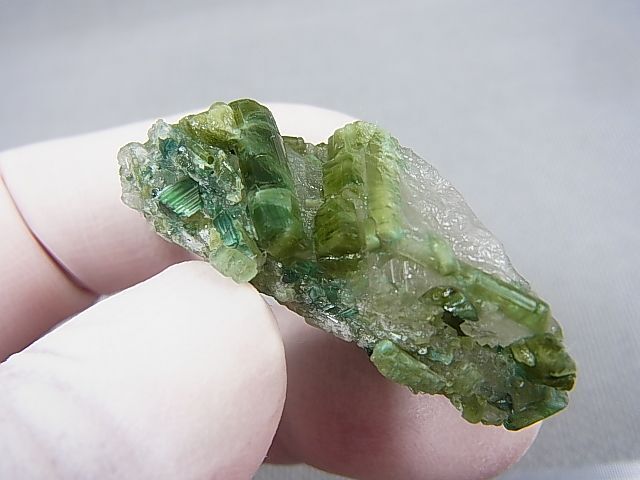 ブラジル・クルゼーロ鉱山産グリーントルマリン群晶原石 99.2カラット