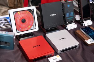 ポタフェス＞中国で人気沸騰、FIIOのポータブルCDプレーヤー「DM13