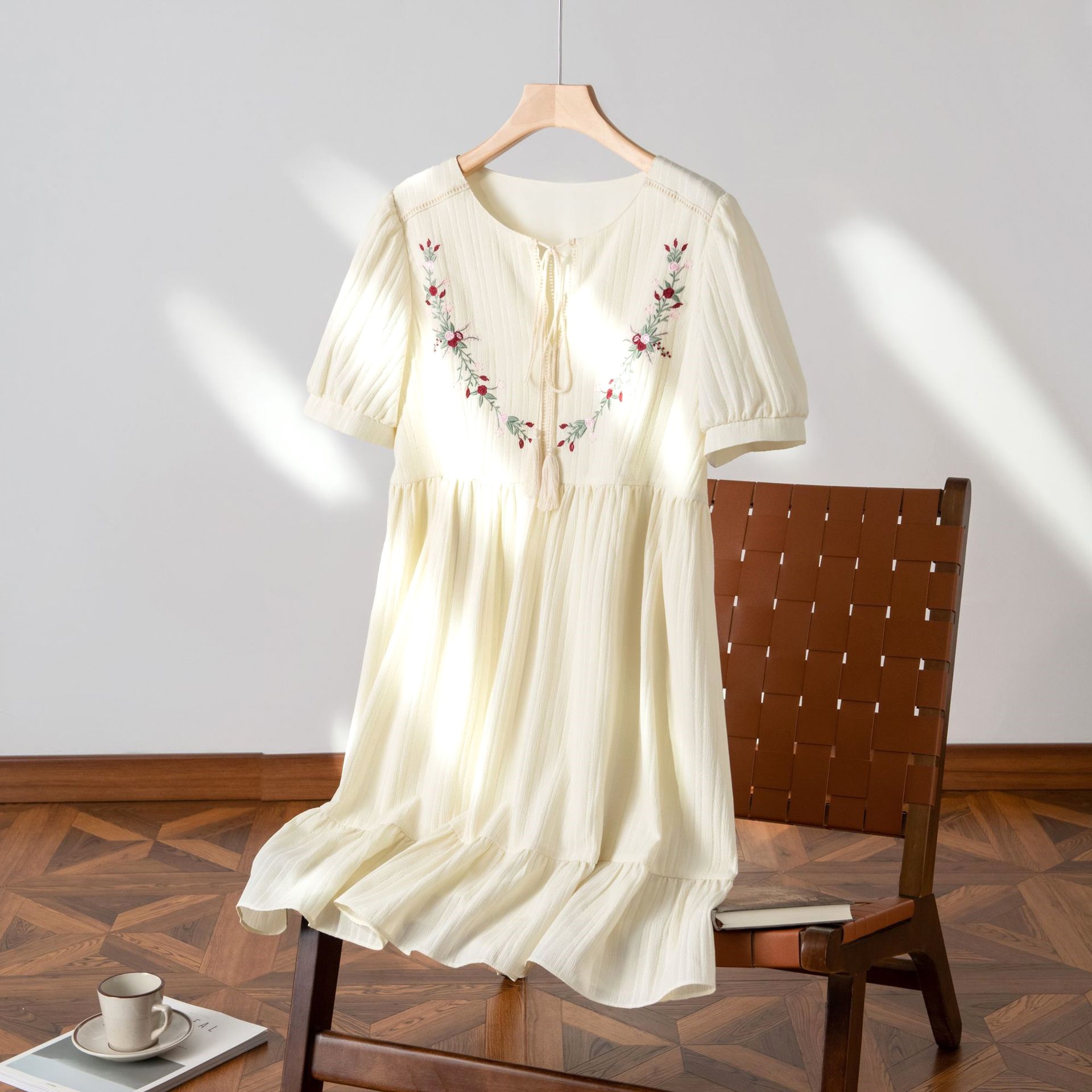 花の刺繍が胸元を華やかにしてくれるワンピース☆ - 大きいサイズの