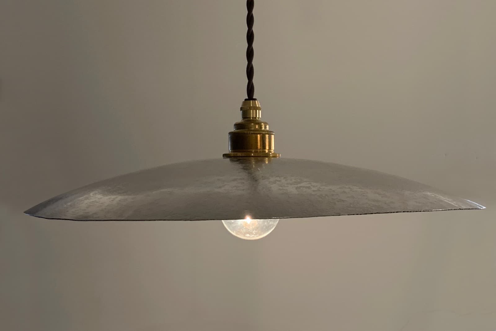 鎚目模様のシェードランプ E26 お皿型 アルミ | LT-PD010-11-G148