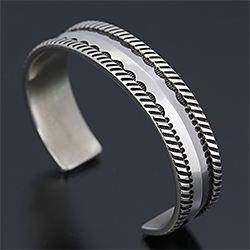 ナバホ族 Clendon Pete チゼルワーク バングル 【送料無料】