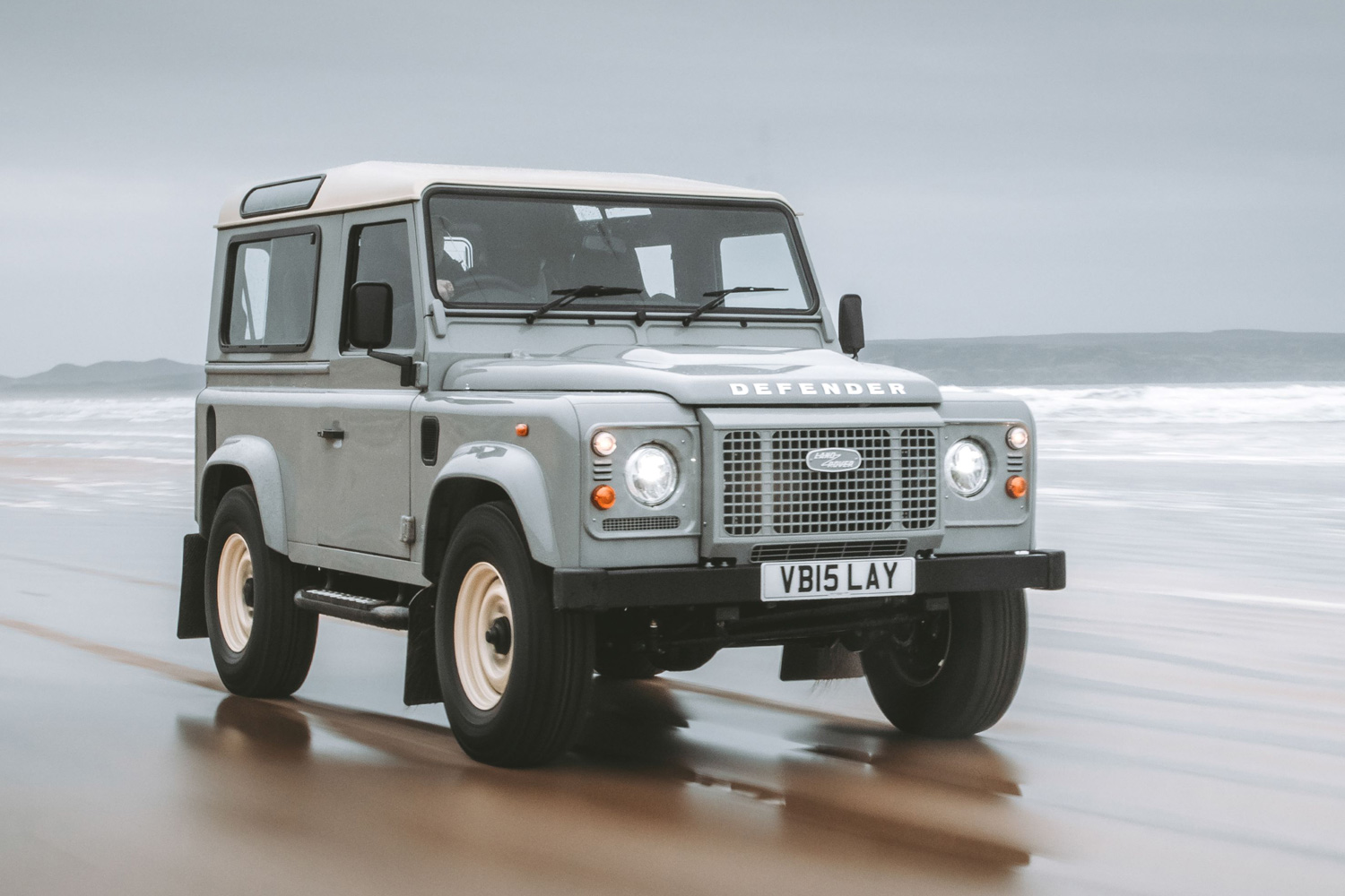 先代「ランドローバー・ディフェンダー」のレストア販売モデルに30台の