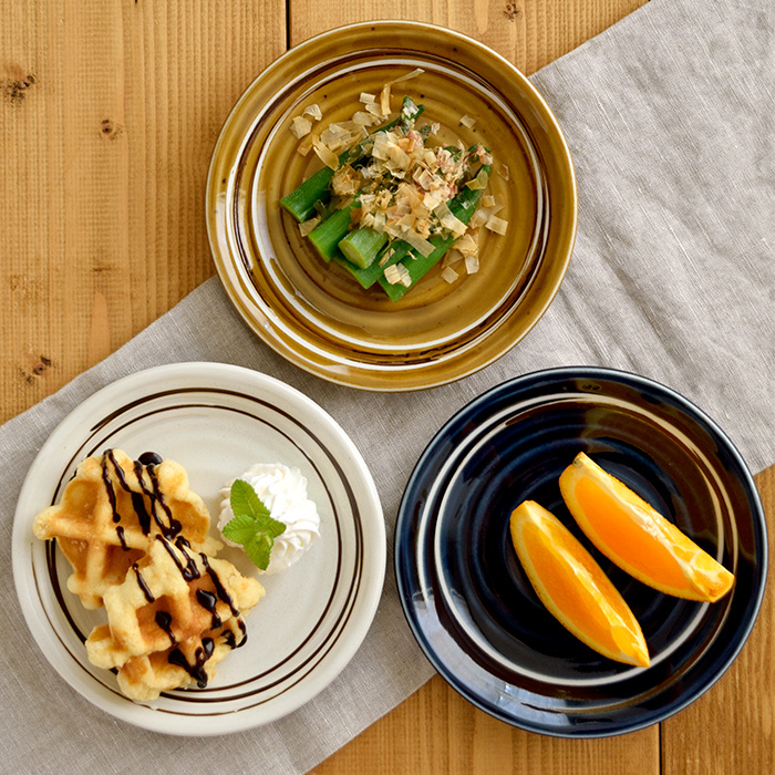 取り皿、ケーキ皿に使える中皿。らせん状のデザインがおしゃれな人気の