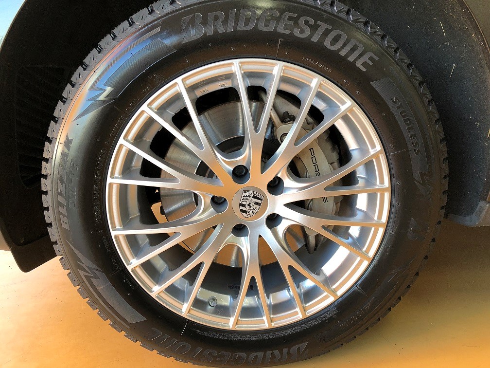 ポルシェマカンSにスタッドレスタイヤホイールSET | 店舗おススメ