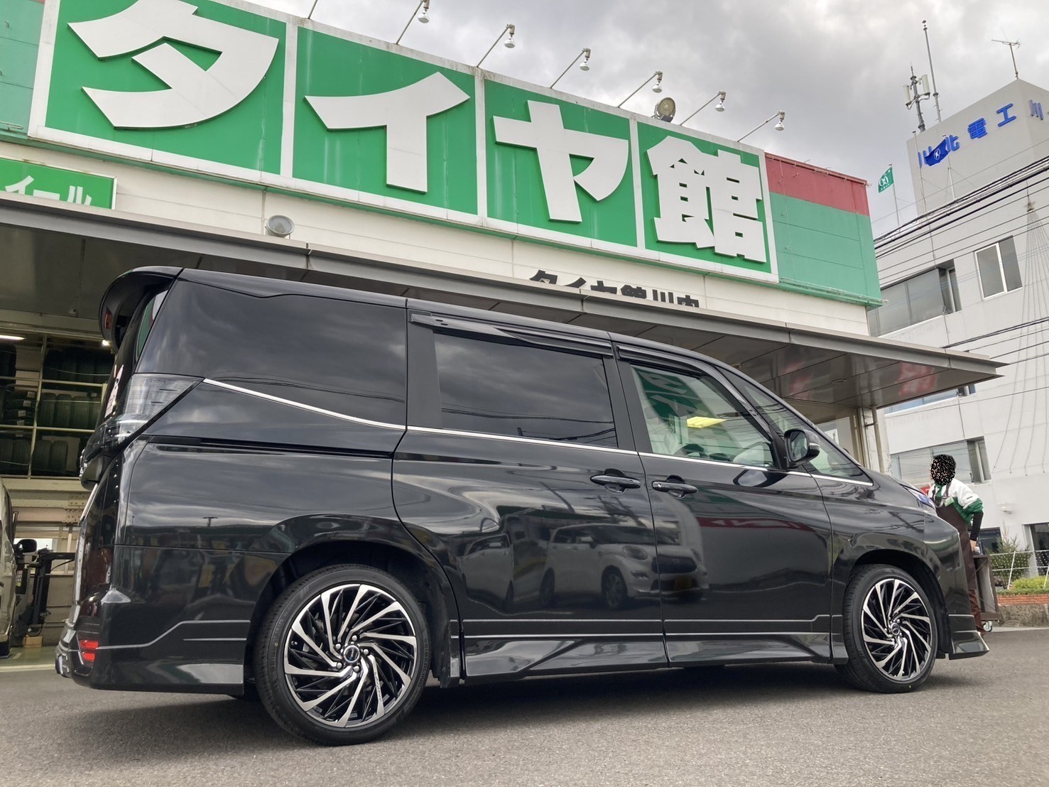 アルミホイール・タイヤセット ロクサーニテンペストタービンVX＆