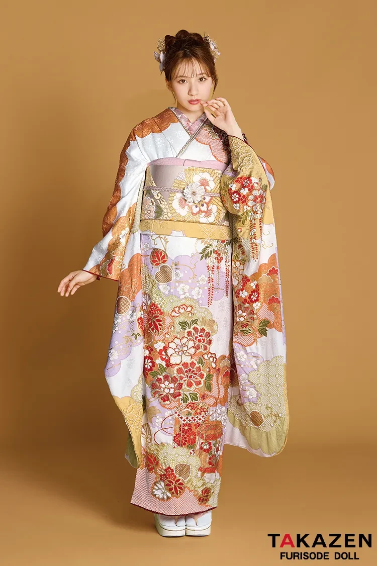 オレンジ色の振袖｜成⼈式の振袖レンタルならTAKAZEN、世界⼀かわいい