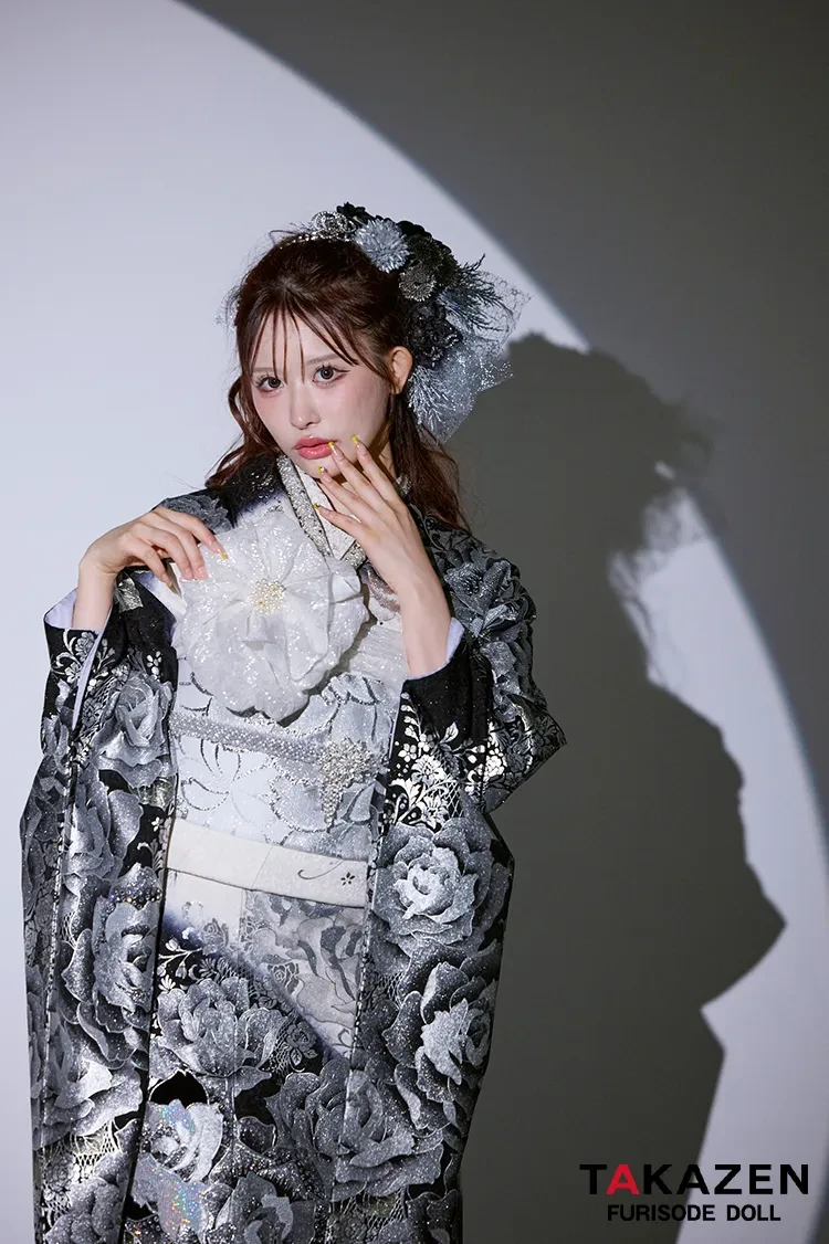 モード系 黒/シルバー(銀色) バラ柄 一番人気 派手 ギャル振袖 目立つ