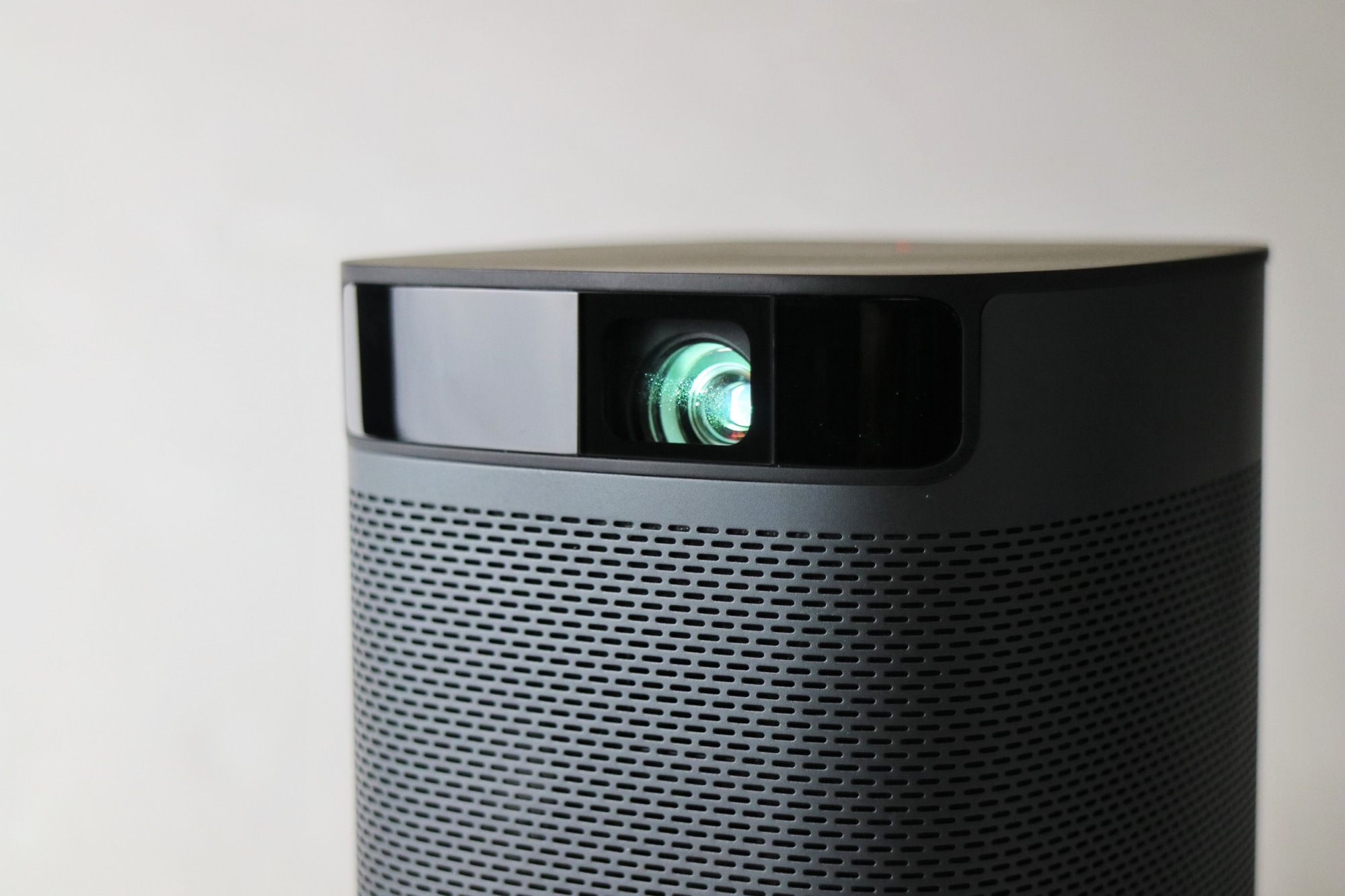 キャンプサイトで自分だけのホームシアターを。小型・軽量