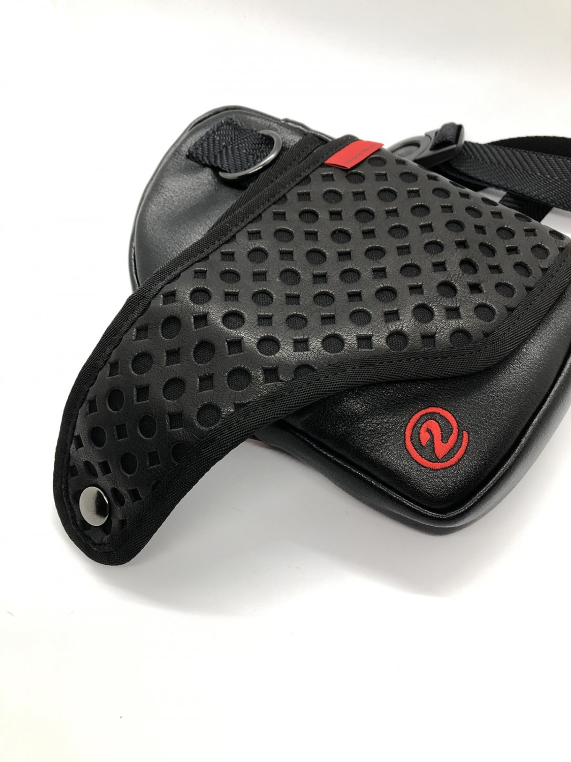 サイズ感がちょうどいい、シンイチロウアラカワのレッグバッグ