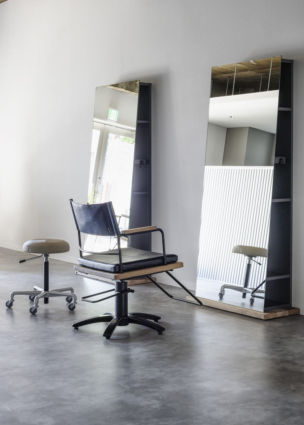 THEIA Stool | ミラー・サロン家具・ワゴン等 | 製品情報 | タカラ