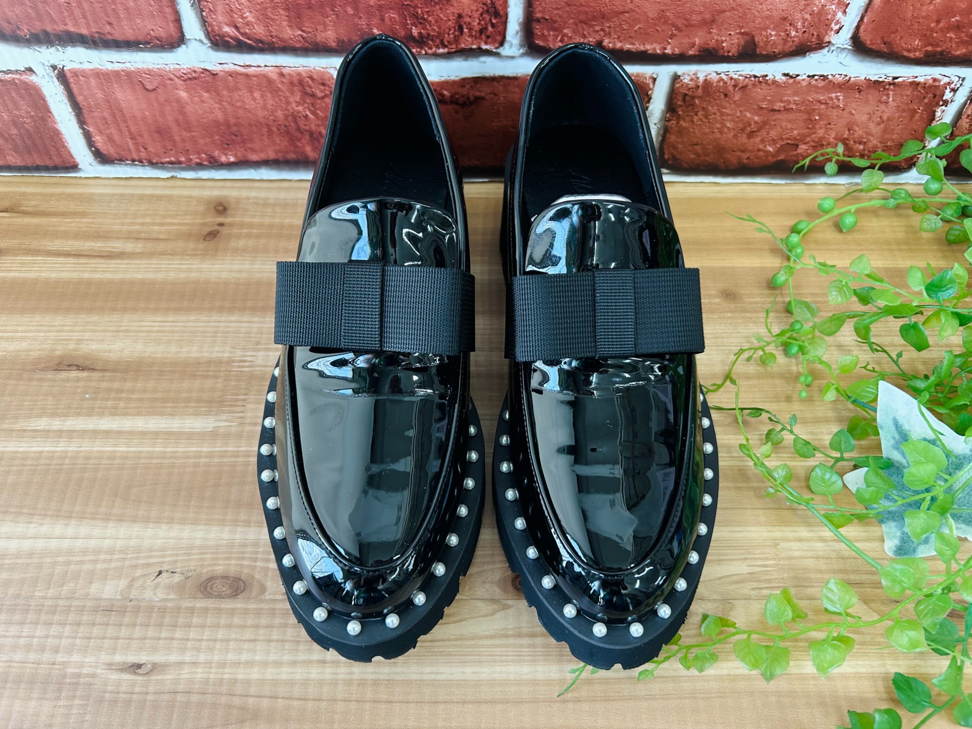 Akiron（アキロン） × DONOBAN （ドノバン）のパールリボンローファー