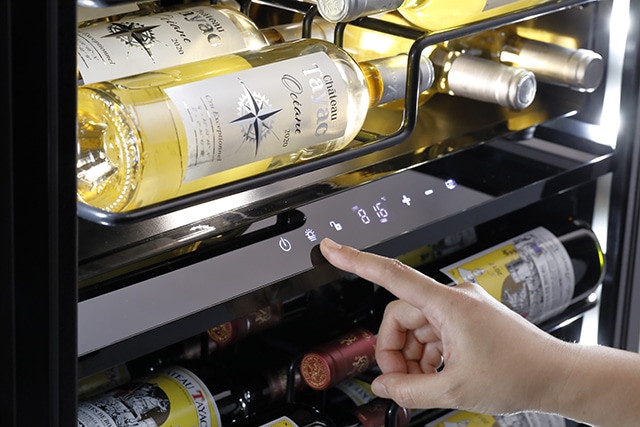 ワインボトルを魅せるワインセラー ファンヴィーノブリリアント 131本