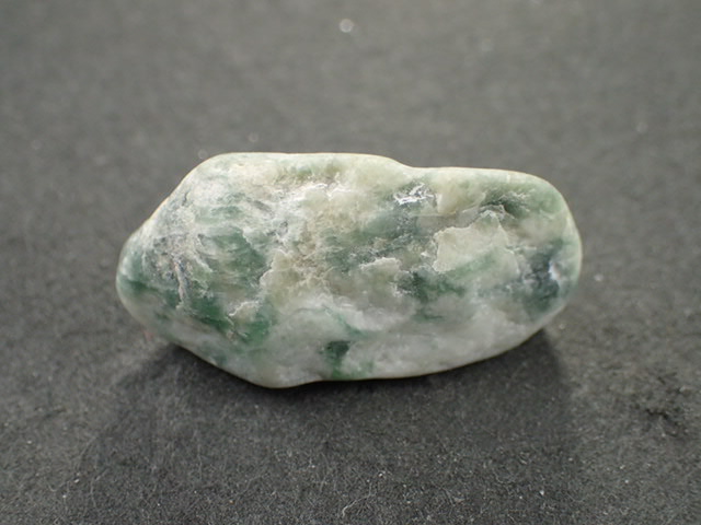 最高品質ヒスイ輝石(Jadeite) 新潟県糸魚川市青梅町 産 ｜石の販売専門