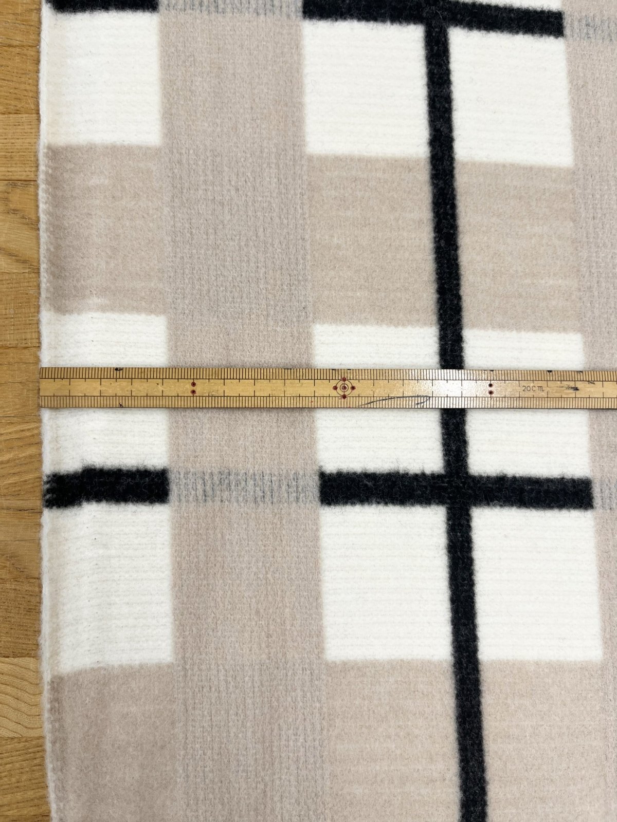 生地：大柄チェック起毛ウール混ファブリック（白×黒×グレージュ