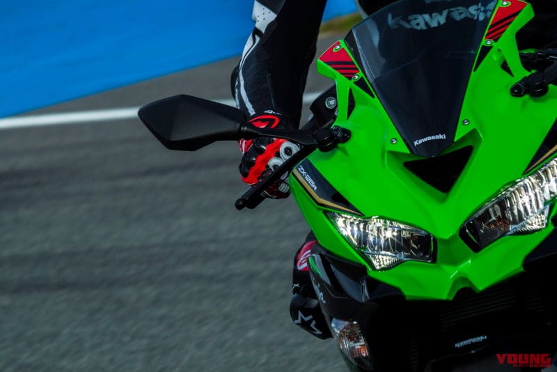 ジョナサン・レイ選手とアレックス・ロウズ選手がニンジャZX-25Rで