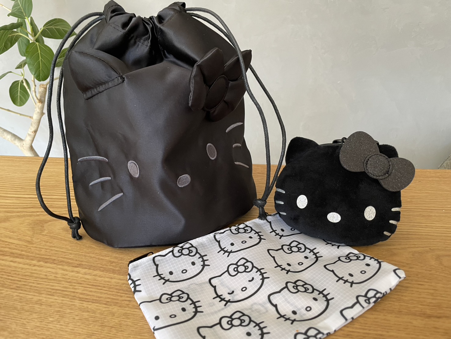 オトナミューズ』の付録は真っ黒なキティちゃん🖤ふわふわ＆リップス