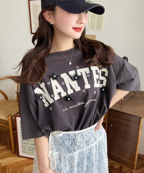 moment+ tシャツ ビジュー＆フラワーモチーフ付きカレッジロゴプリント