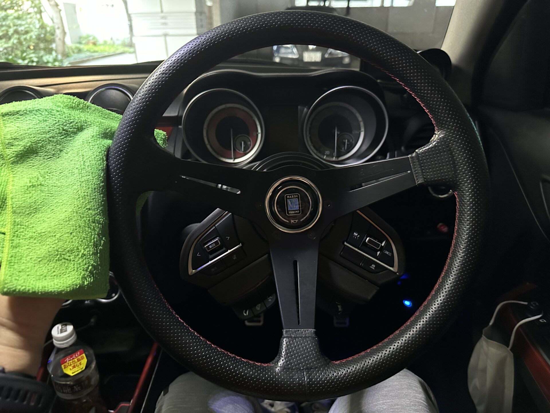 革ステアリングのメンテナンス方法！拭くだけでは劣化する理由