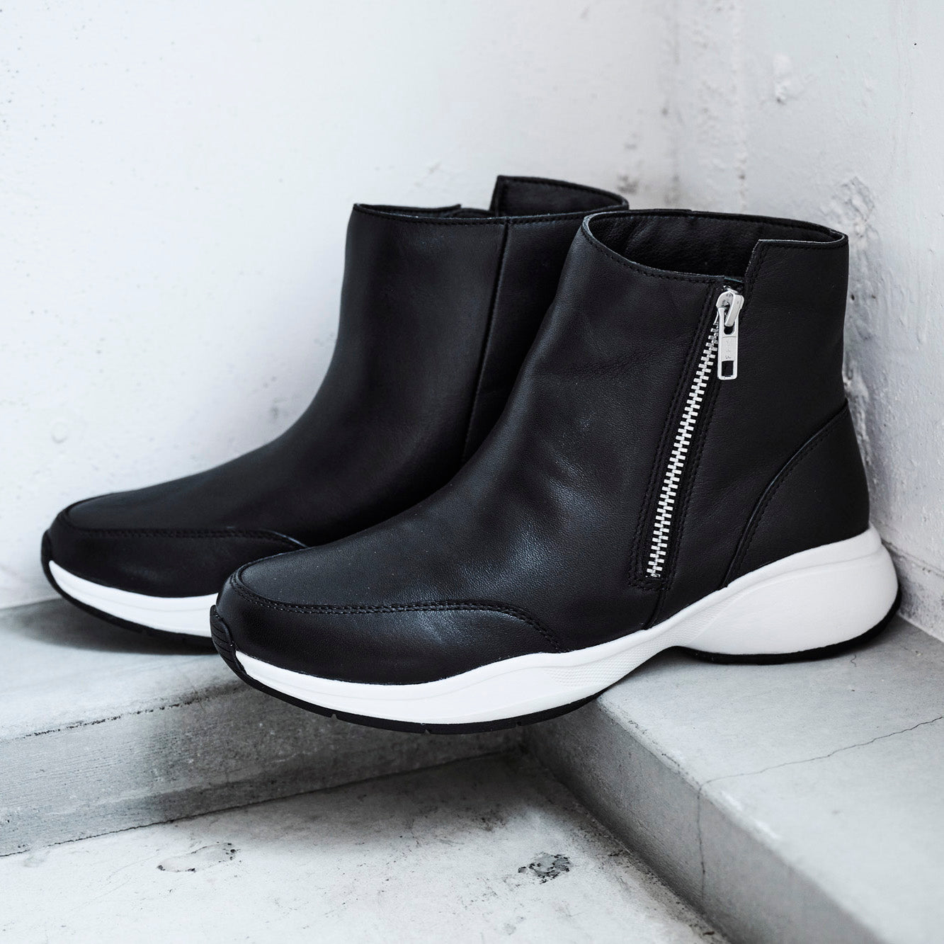 アキレス・ソルボ N 569 黒｜ミニマル レザーハイカットスニーカー