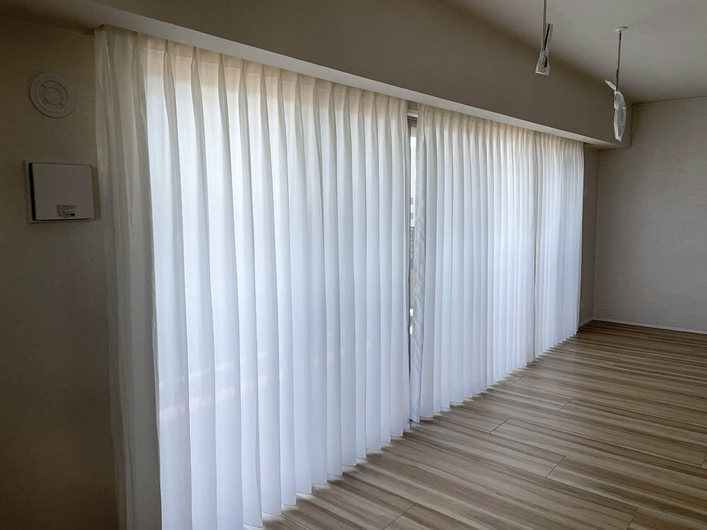 カーテン一枚なので、窓辺がスッキリしていていいです - あかりラボ