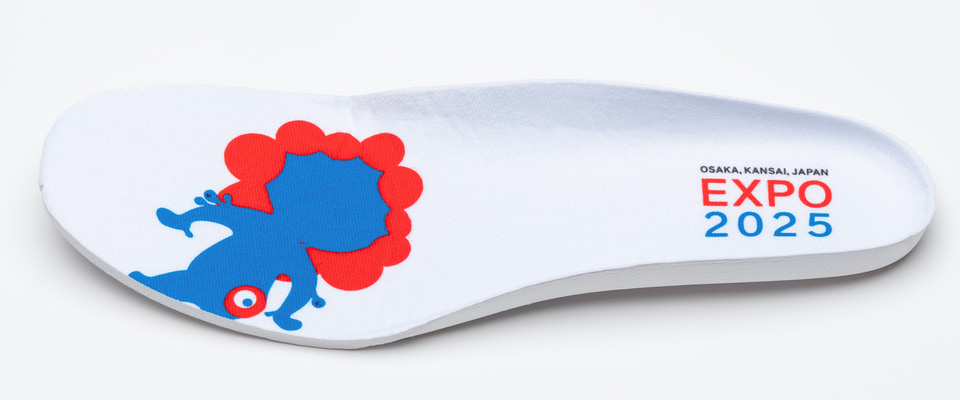 ミズノ、大阪・関西万博「ミャクミャク」シューズ。大人/子供用