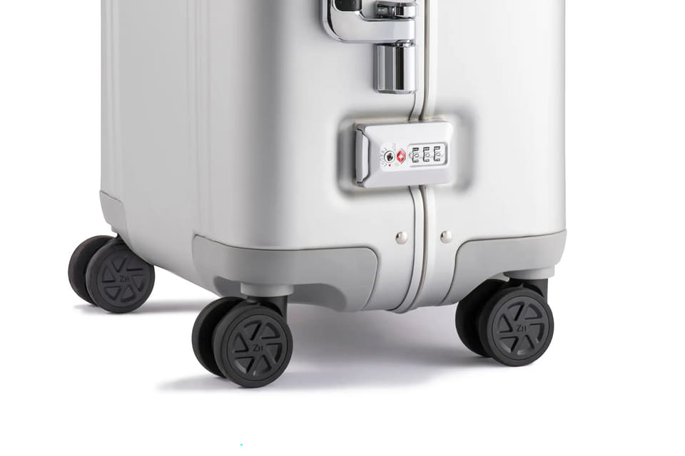 ゼロハリバートン、ブランド初のアルミ製トランク。メタリックな