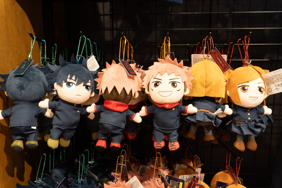 USJ、「呪術廻戦」の限定グッズを撮り下ろしで紹介！ 虎杖たちの