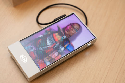 ポケットに立体画像。ポータブル“ホログラフィック”ディスプレイ