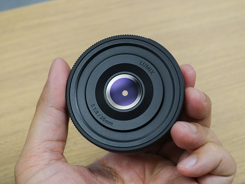 パナソニック、フルサイズ対応のMFパンケーキレンズ「LUMIX S 26mm F8