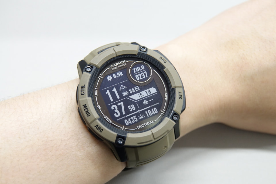 ガーミン、弾道計算やフラッシュライト装備のスマートウォッチ