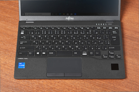 異次元の軽さ。738gのノートが仕事を変える! 先進の静脈認証、5G対応も