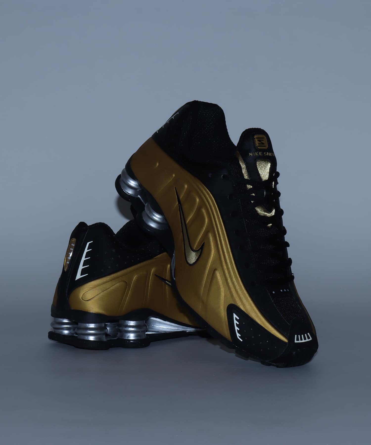 NIKE SHOX R4 BLACK/METALLIC GOLD-METALLIC SILVER （ナイキ