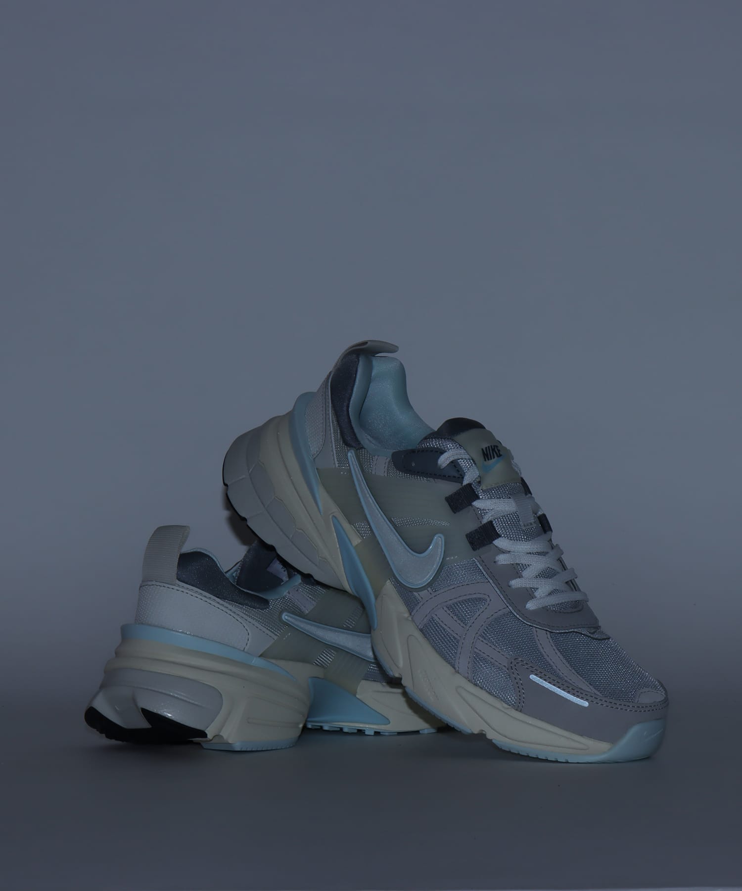 NIKE V2K RUN LIGHT BONE/MTLC PLATINUM-LT IRON ORE（ナイキ