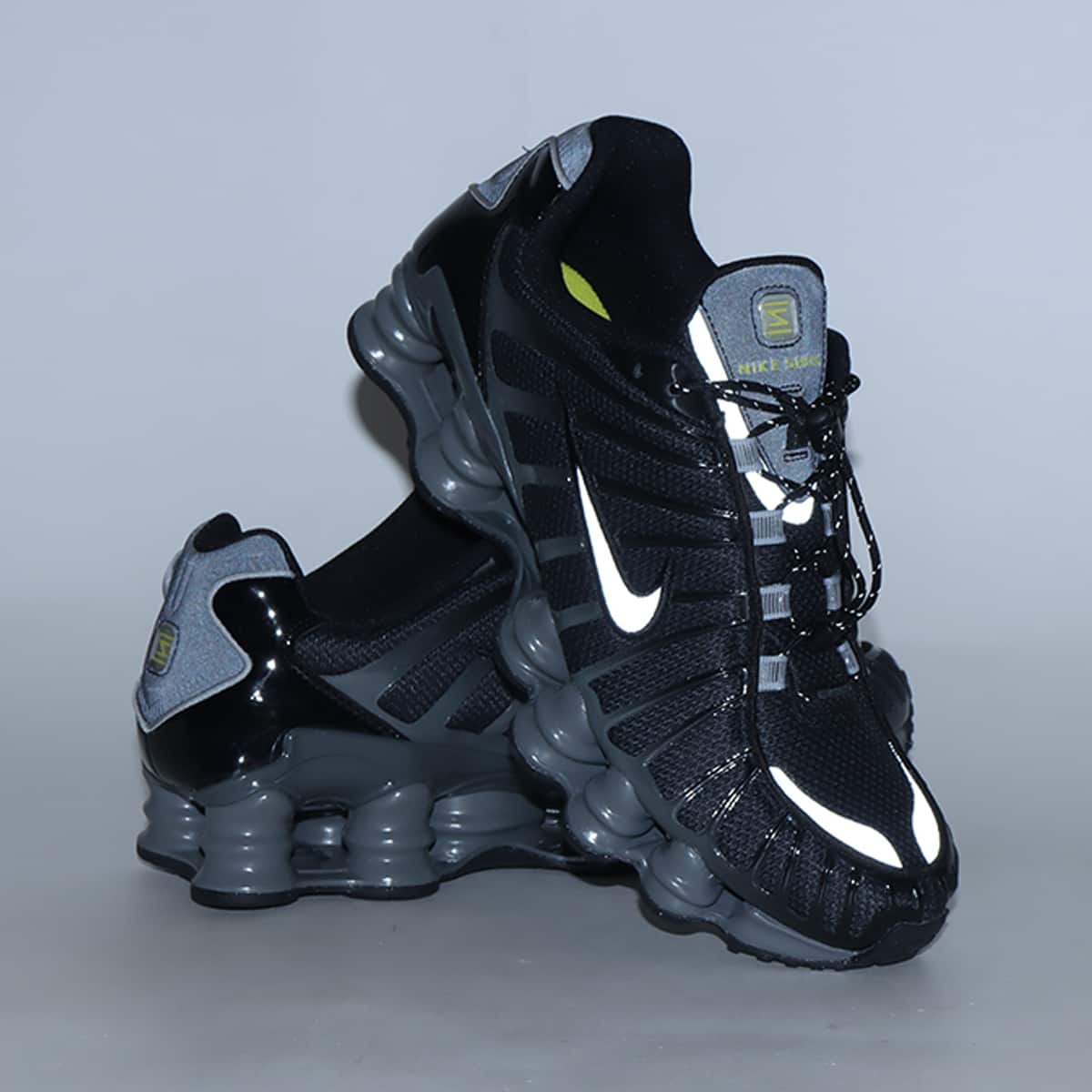 NIKE WMNS SHOX TL BLACK/METALLIC SILVER-IRON GREY（ナイキ