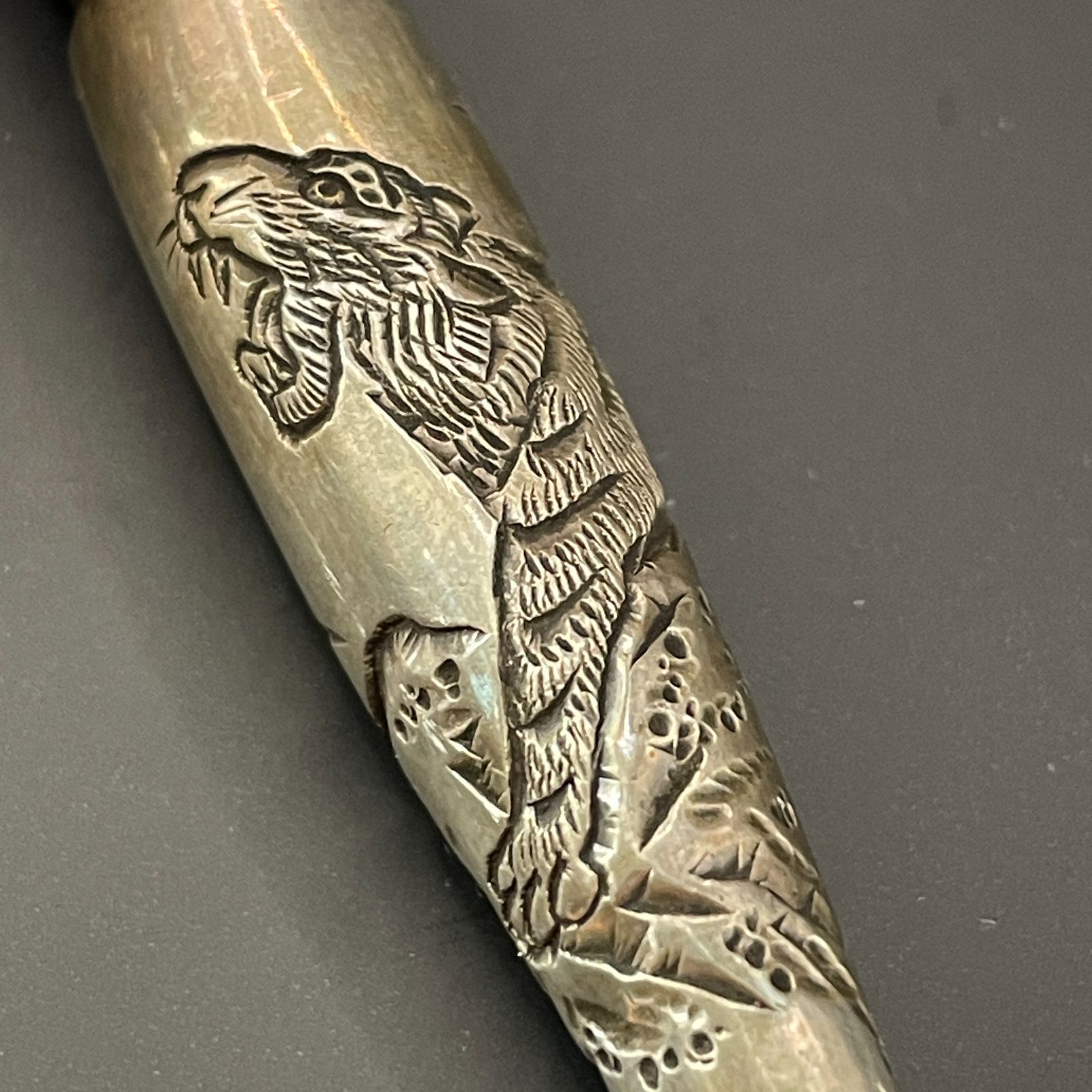 時代煙管 銘：光廣(推定) 石黒系金工 高肉彫 虎に竹 富士に波 彫金