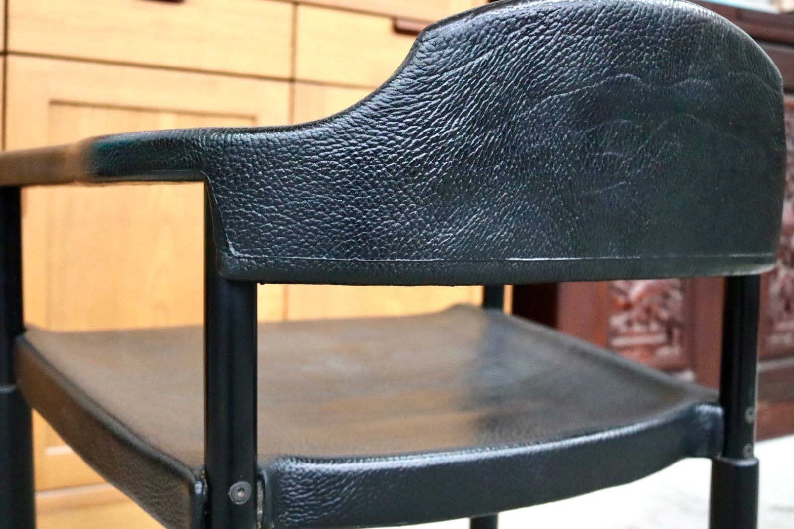 GMIS471K○レオナルド アームチェア ブラック スイス デザイナーズ家具