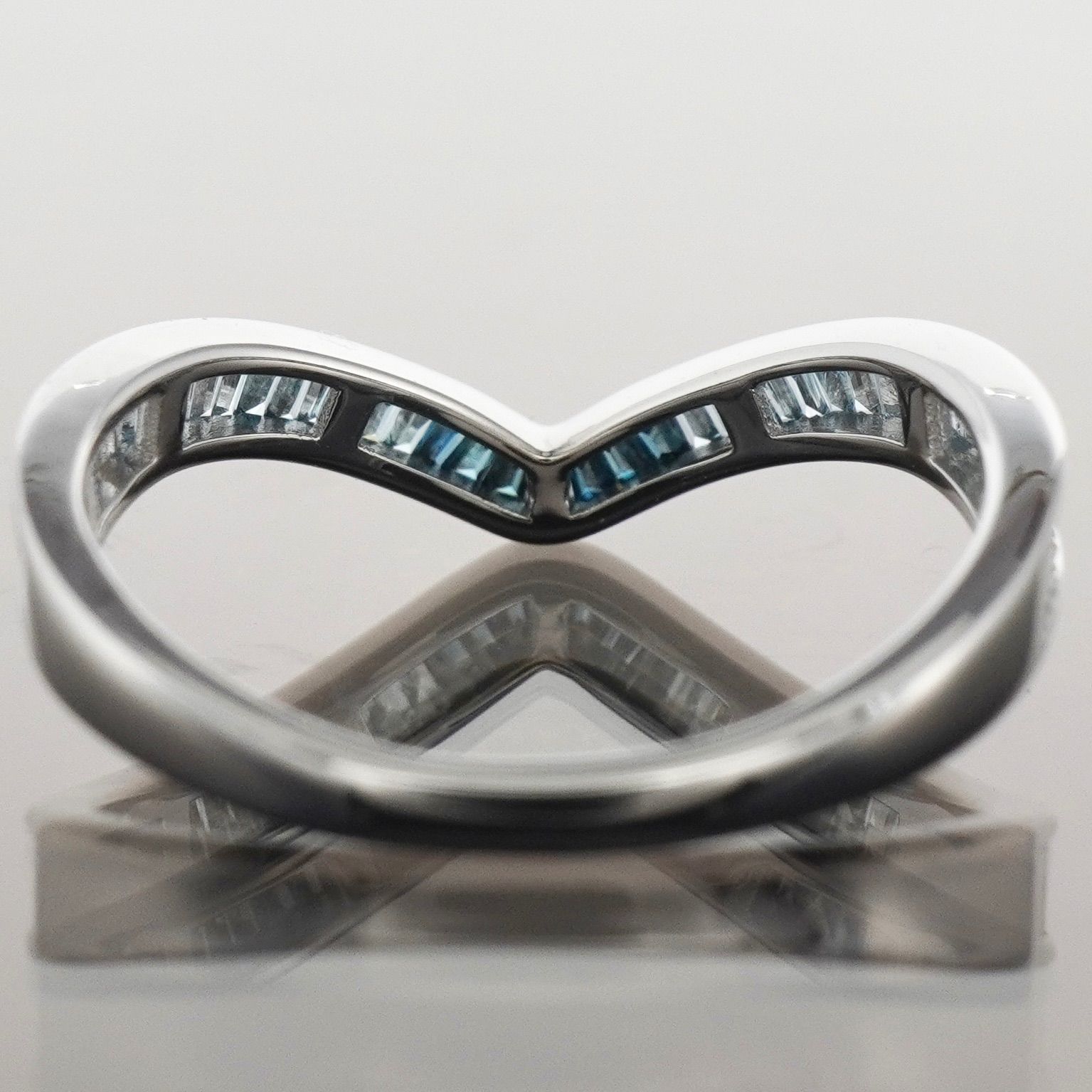 ダイヤ リング ブルー ダイヤモンド テーパー バゲット K18WG 指輪