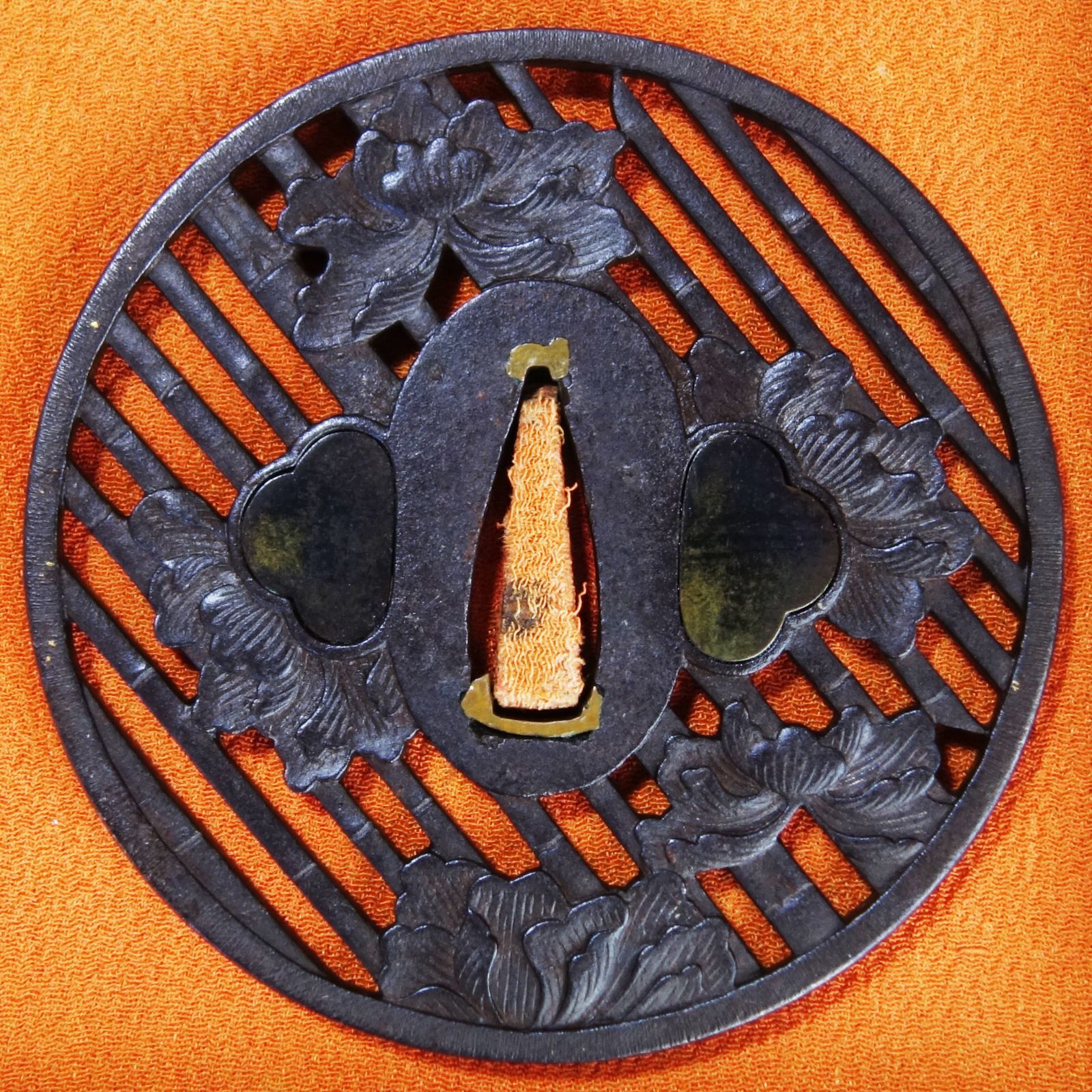 骨董逸品【竹斜格子に牡丹花透鍔 鉄地】(鍔箱・布団付き) 日本刀 刀