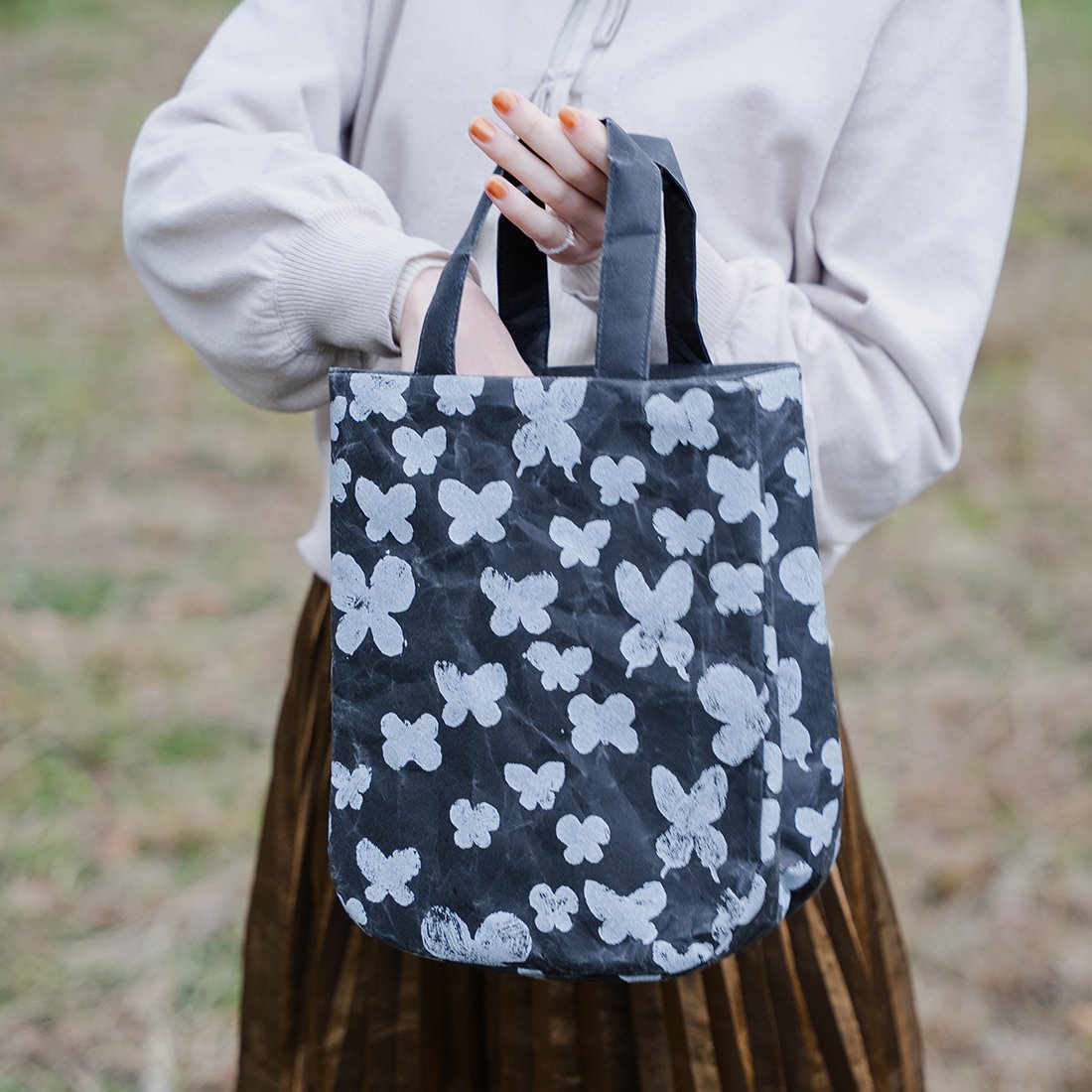 ブランドスタート時から作り続けてきたSIWAの2種類のバッグを「ミナ