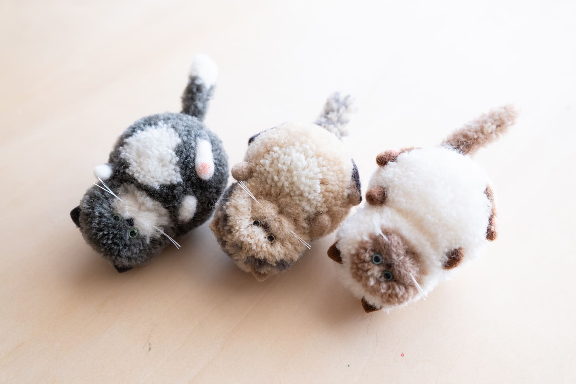 草木染めのポンポン猫販売開始🧶｜まばたき88