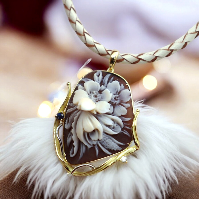 カメオ彫刻家ジャンニーノ氏が彫刻しました立体的なお花のカメオ