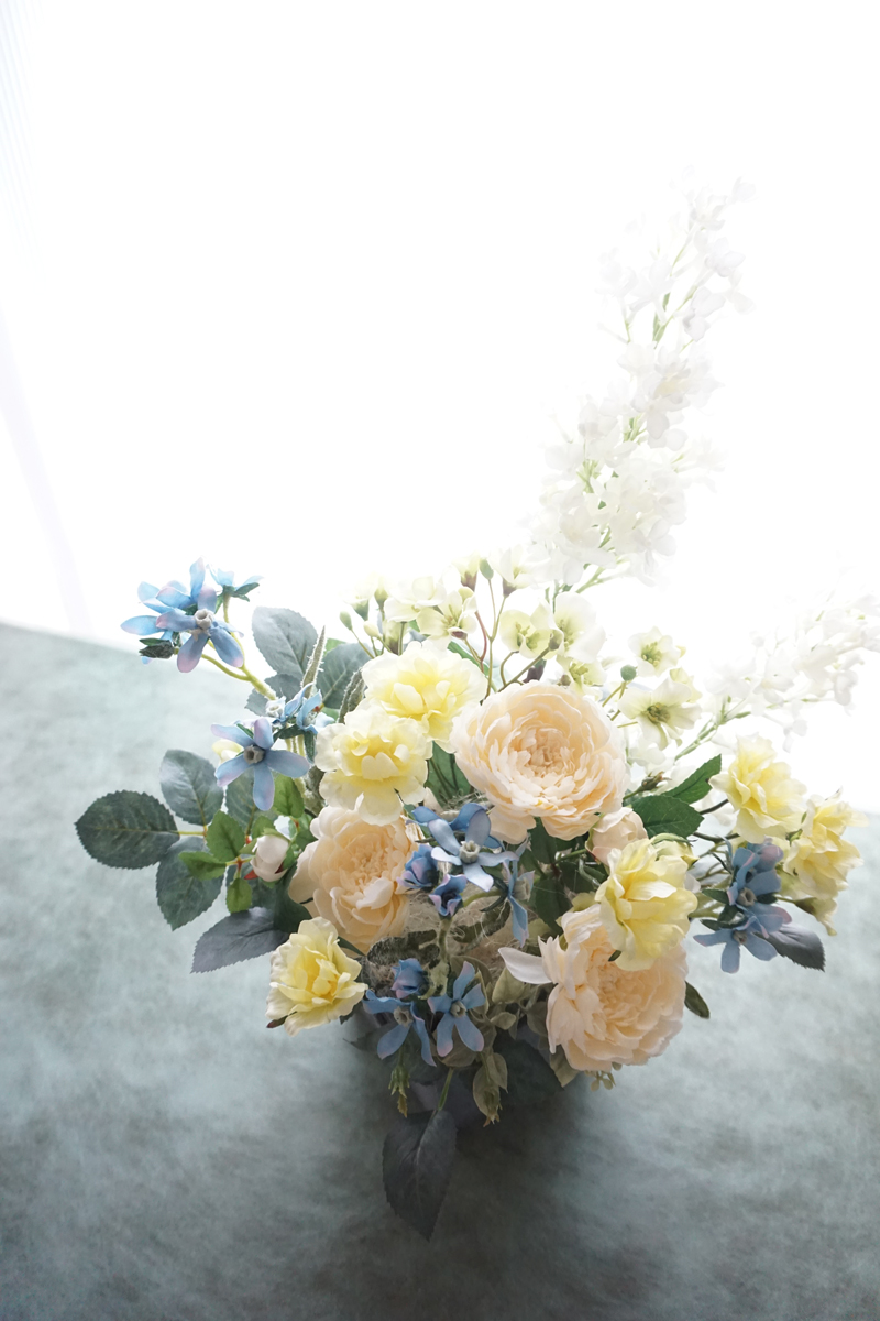 エレガントなアーティフィシャルフラワーのアレンジメント Plaisir