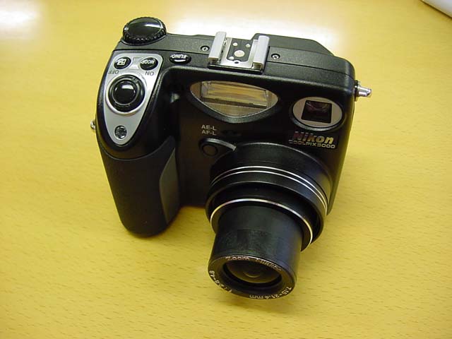 ニコン、500万画素CCD採用の「COOLPIX」最上位機種