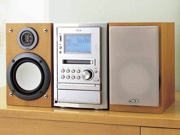 ソニー、本体色で音調が変わるMDシステム「アイワ XR-MJ1」