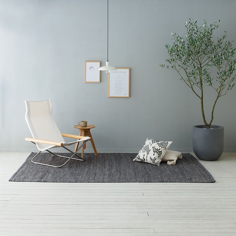 グレーの天然素材ウールラグ / リバーシブルの薄手ウール絨毯