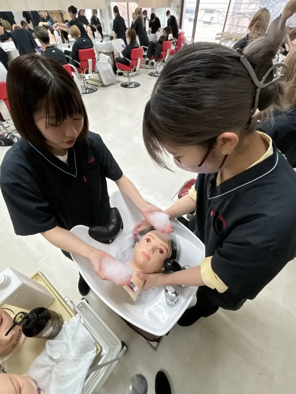 ウィッグの洗濯✨ - 河原ビューティモード専門学校｜愛媛の美容師